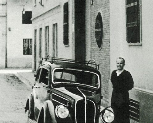 Federico Motta accanto alla sua fuoriserie, di fronte alla nuova sede della Federico Motta Editore