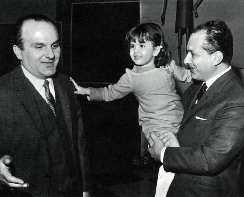 Virginio e Anselmo Motta con Barbara Ferigo, che nel 1968 cantava la canzone vincitrice Quarantaquattro gatti.