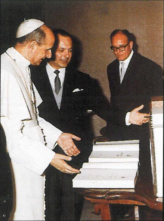 Papa Paolo VI sfoglia l'Enciclopedia Motta