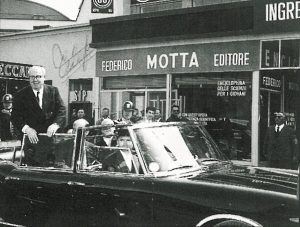 Giuseppe Saragat, allora Presidente della Repubblica passa allo stand delle Federico Motta Editore all'inaugurazione delle Fiera Campionaria di Milano