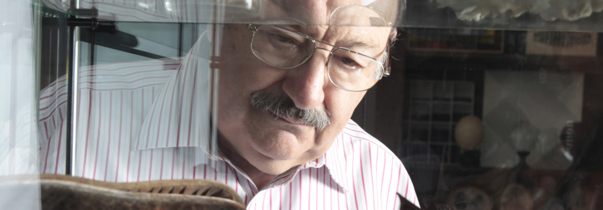 Umberto Eco nel suo studio