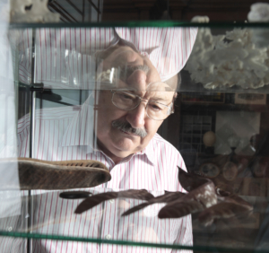 Umberto Eco nel suo studio