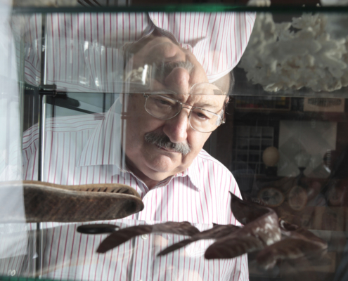 Umberto Eco nel suo studio