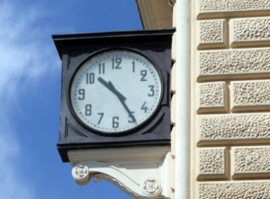Orologio fermo in memoria della strage della stazione di Bologna del 2 agosto 1980