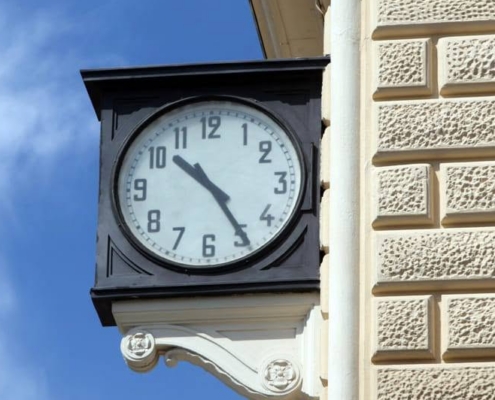 Orologio fermo in memoria della strage della stazione di Bologna del 2 agosto 1980