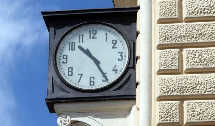 Orologio fermo in memoria della strage della stazione di Bologna del 2 agosto 1980